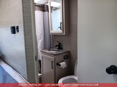 2023 Thor Freedom Elite M-22HE Ford   - Photo 12 - Grawn, MI 49637