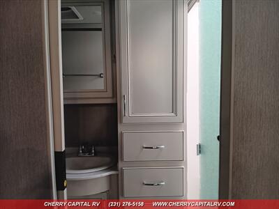 2023 Fleetwood BOUNDER M-35K   - Photo 17 - Grawn, MI 49637