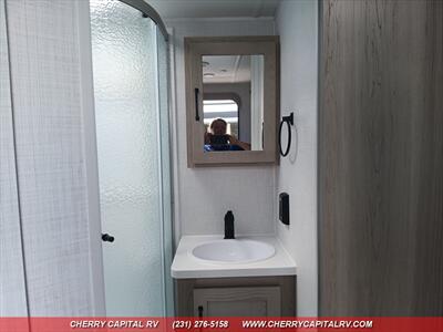 2024 Rockwood MINI LITE 2205S   - Photo 11 - Grawn, MI 49637