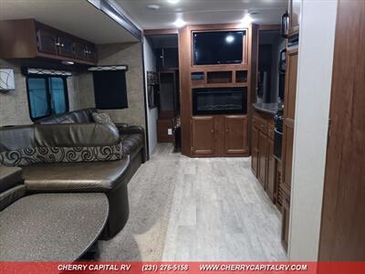 2018 FOREST RIVER COACHMEN FREEDOM EXPRESS  292BHDLSE - Photo 10 - Grawn, MI 49637