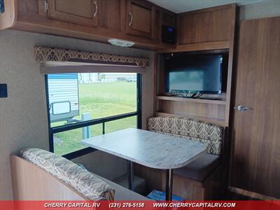 2017 COACHMEN CATALINA M223FB   - Photo 12 - Grawn, MI 49637