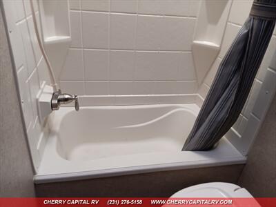 2017 COACHMEN CATALINA M223FB   - Photo 16 - Grawn, MI 49637