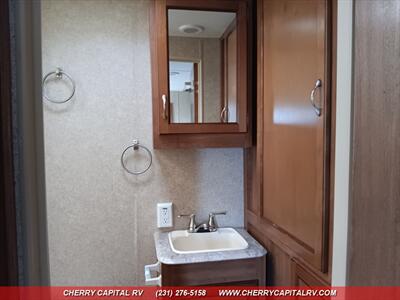 2017 COACHMEN CATALINA M223FB   - Photo 15 - Grawn, MI 49637