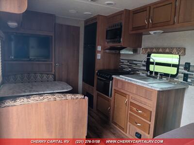 2017 COACHMEN CATALINA M223FB   - Photo 6 - Grawn, MI 49637