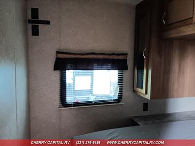 2017 COACHMEN CATALINA M223FB   - Photo 9 - Grawn, MI 49637