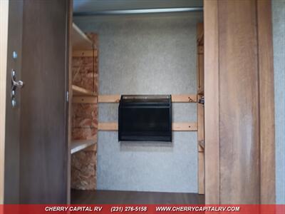 2017 COACHMEN CATALINA M223FB   - Photo 17 - Grawn, MI 49637