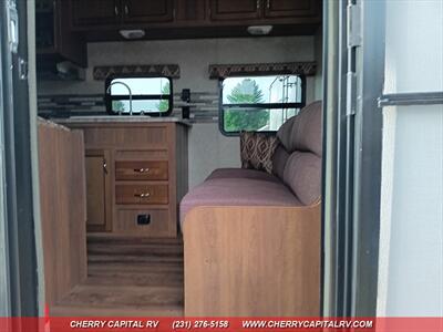 2017 COACHMEN CATALINA M223FB   - Photo 5 - Grawn, MI 49637