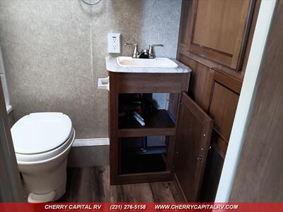 2017 COACHMEN CATALINA M223FB   - Photo 20 - Grawn, MI 49637