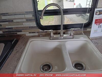 2017 COACHMEN CATALINA M223FB   - Photo 31 - Grawn, MI 49637