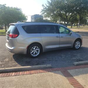 2017 Chrysler Pacifica Touring-L - Photo 4 - Lake Charles, LA 70601