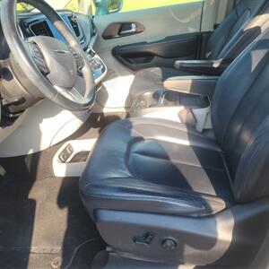 2017 Chrysler Pacifica Touring-L   - Photo 6 - Lake Charles, LA 70601