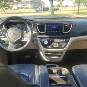 2017 Chrysler Pacifica Touring-L - Photo 5 - Lake Charles, LA 70601