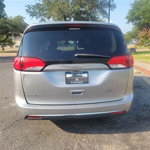 2017 Chrysler Pacifica Touring-L - Photo 3 - Lake Charles, LA 70601