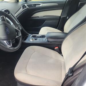 2020 Ford Fusion SE   - Photo 6 - Lake Charles, LA 70601