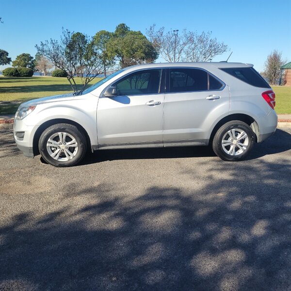 2017 Chevrolet Equinox LS's photo
