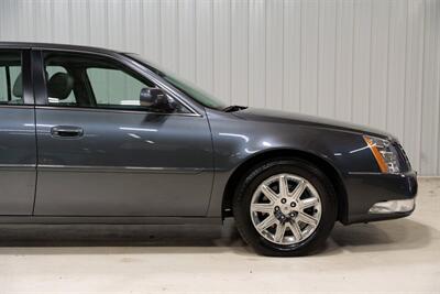 2010 Cadillac DTS Premium Collection   - Photo 13 - Sylvania, OH 43560