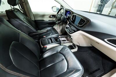2017 Chrysler Pacifica Touring Plus - Photo 16 - Sylvania, OH 43560