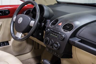 2008 Volkswagen New Beetle Convertible SE - Photo 17 - Sylvania, OH 43560