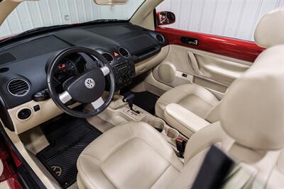2008 Volkswagen New Beetle Convertible SE - Photo 8 - Sylvania, OH 43560