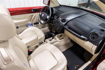2008 Volkswagen New Beetle Convertible SE - Photo 14 - Sylvania, OH 43560