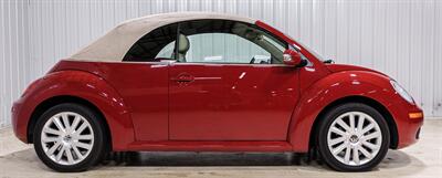 2008 Volkswagen New Beetle Convertible SE - Photo 19 - Sylvania, OH 43560