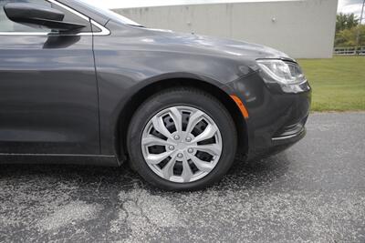 2016 Chrysler 200 LX   - Photo 17 - Sylvania, OH 43560