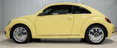 2013 Volkswagen Beetle-Classic 2.5L - Photo 2 - Sylvania, OH 43560