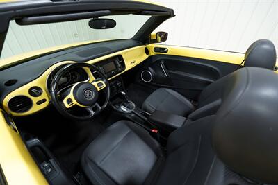 2013 Volkswagen Beetle Convertible 2.5L   - Photo 17 - Sylvania, OH 43560