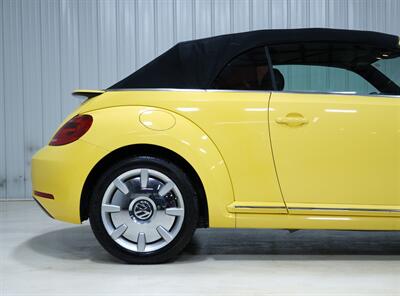 2013 Volkswagen Beetle Convertible 2.5L   - Photo 11 - Sylvania, OH 43560