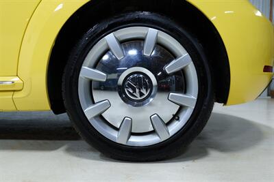 2013 Volkswagen Beetle Convertible 2.5L   - Photo 6 - Sylvania, OH 43560