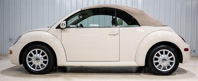 2005 Volkswagen New Beetle Convertible GLS - Photo 2 - Sylvania, OH 43560