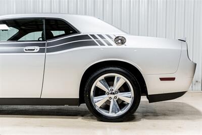 2010 Dodge Challenger SE   - Photo 4 - Sylvania, OH 43560