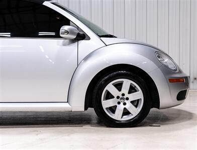 2007 Volkswagen New Beetle Convertible 2.5   - Photo 11 - Sylvania, OH 43560