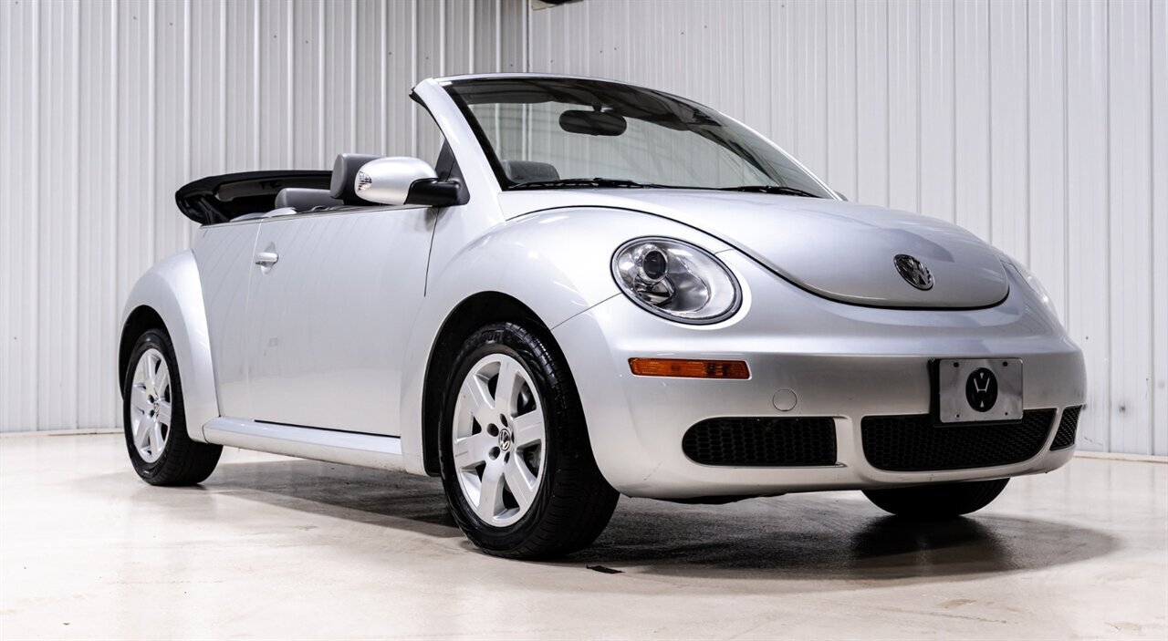 2007 Volkswagen New Beetle Convertible 2.5 - Photo 1 - Sylvania, OH 43560