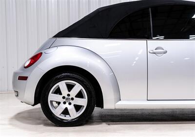 2007 Volkswagen New Beetle Convertible 2.5   - Photo 12 - Sylvania, OH 43560