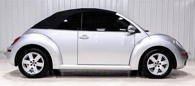 2007 Volkswagen New Beetle Convertible 2.5   - Photo 10 - Sylvania, OH 43560