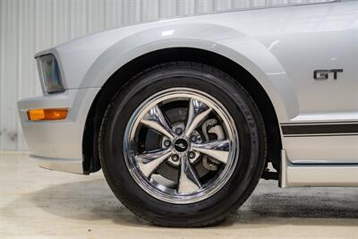 2005 Ford Mustang GT Deluxe   - Photo 37 - Sylvania, OH 43560