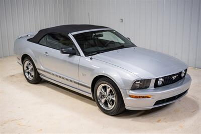 2005 Ford Mustang GT Deluxe   - Photo 2 - Sylvania, OH 43560