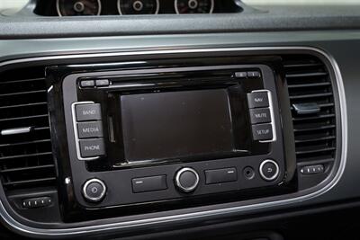 2014 Volkswagen Beetle Convertible R-Line PZEV   - Photo 13 - Sylvania, OH 43560