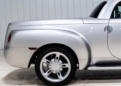 2004 Chevrolet SSR LS   - Photo 12 - Sylvania, OH 43560