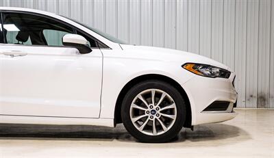 2017 Ford Fusion SE   - Photo 9 - Sylvania, OH 43560