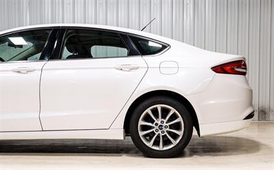 2017 Ford Fusion SE   - Photo 4 - Sylvania, OH 43560