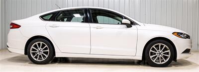 2017 Ford Fusion SE   - Photo 7 - Sylvania, OH 43560
