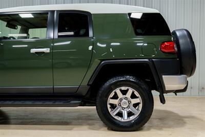 2014 Toyota FJ Cruiser   - Photo 4 - Sylvania, OH 43560