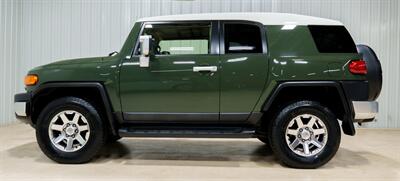 2014 Toyota FJ Cruiser   - Photo 2 - Sylvania, OH 43560
