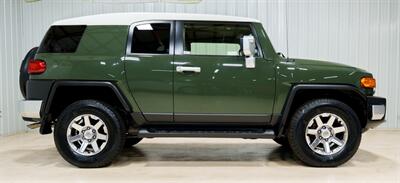 2014 Toyota FJ Cruiser   - Photo 9 - Sylvania, OH 43560