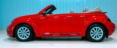 2018 Volkswagen Beetle Convertible 2.0T S   - Photo 8 - Sylvania, OH 43560