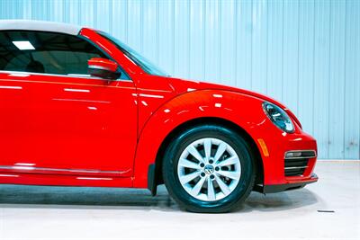 2018 Volkswagen Beetle Convertible 2.0T S   - Photo 12 - Sylvania, OH 43560