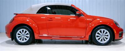 2018 Volkswagen Beetle Convertible 2.0T S   - Photo 10 - Sylvania, OH 43560
