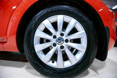 2018 Volkswagen Beetle Convertible 2.0T S   - Photo 7 - Sylvania, OH 43560